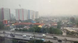 Hujan Angin Disertai Petir Guyur Jakarta Siang Ini, Waspada Banjir di Daerah Rawan