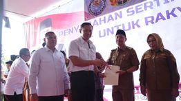 Menko AHY Serahkan 184 Sertifikat Tanah untuk Warga Bengkulu
