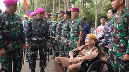527 Prajurit Muda Resmi Kenakan Baret Ungu, Disematkan Panglima Korps Marinir