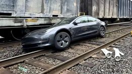 Mobil Swakemudi Tesla Dikritik Setelah Gagal Deteksi Perlintasan Kereta Api