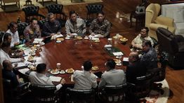 Prabowo Instruksikan Prototipe Listrik Pedesaan Tenaga Surya dan Bahas Giant Sea Wall di Hambalang