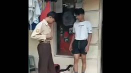Viral! Kisah Kakak Beradik Gantian Pakai Seragam untuk ke Sekolah