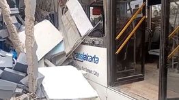 Kronologis Bus Transjakarta Tabrak Empat Ruko di Pulogebang, Sejumlah Orang Luka-Luka