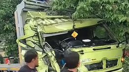 Truk Fuso dan Truk Elpiji Tabrakan di Cikembar Sukabumi, Bagian Depan Hancur Parah