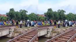 Mobil Warga Jakarta Dihantam Kereta Sampai Ringsek di Indramayu