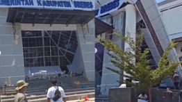 VIDEO: Atap  Kantor Pemerintahan Terpadu Brebes Senilai Rp120 M Tiba-tiba Ambruk