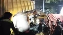 Sopir Terjepit Kabin dalam Kecelakaan Mengerikan di Cikampek