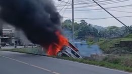 Mobil Terbakar di Jalan Sosok Sanggau