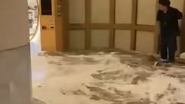 Super Topan Ragasa Terjang Hong Kong, Ombak Jebol Pintu Kaca Hotel Mewah