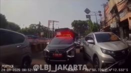 Viral Mobil Dinas Pelat Merah Nyalakan Strobo Saat Terobos Macet di Manggarai