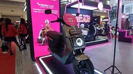 Polytron Fox 200 Tampil Perdana di IMOS 2025, Motor Listrik Stylish Mama Cantik Dapat Diskon Rp7 Juta
