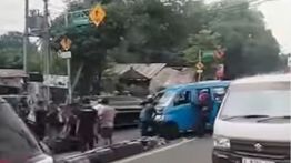 Angkot Tabrak Pengendara Lain di Bojongsari, Satu Motor Ringsek