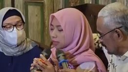 Istri Arya Daru Muncul Perdana di Publik, Ceritakan Kebaikan Sang Suami