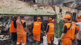 Ratusan Petugas Dikerahkan untuk Bersihkan Puing Kebakaran di Tamansari
