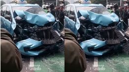 Tabrak Pemotor Wanita, Mobil Taksi Hancur di Tanah Abang