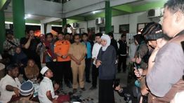 Khofifah Pastikan Pemerintah Tanggung Biaya RS Korban Ponpes Runtuh di Sidoarjo