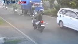 VIDEO: Detik-detik Driver Ojol Tewas Usai Senggol Truk Besar