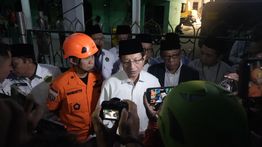 Sapa Keluarga Korban Bangunan Ambruk di Pesantren Al Khoziny, Menag Sampaikan Doa dan Dukungan