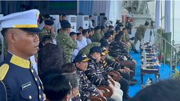 Prabowo Saksikan Parade Kapal Perang KRI Pakai Jaket Loreng TNI