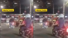 VIDEO: Pria Tewas Dihantam KRL di Perlintasan Kereta Pasar Rumput