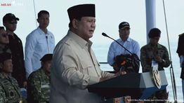 Prabowo Berikan Penghargaan Kepada Perwira TNI Saat Parade Alutsista di Kolinlamil Jakut