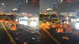 Minibus Putih Terbalik Gegara Tabrak Pembatas di Tol Dalam Kota Cawang