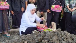 Khofifah Hadiri Takziah dan Pemakaman Atlet Muda Naufal di Gresik