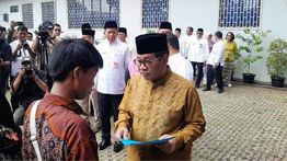 Pramono Anung Serahkan Pemutihan Ijazah pada 1.238 Siswa