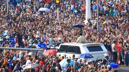 Moment Masyarakat Padati Jalan Istana Merdeka ke Monas, Sambut Prabowo di HUT ke-80 TNI