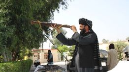Polisi Afghanistan Temukan Hampir 400 Senjata Api dan Perlengkapan Militer di Helmand