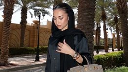 Potret Elegan Jennifer Coppen di Arab Gunakan Outfit Serba Hitam Buat Pangling
