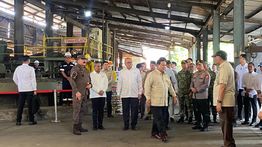 Lihat Smelter Sitaan Korupsi Timah, Prabowo: Kerugian Negara Rp300 Triliun