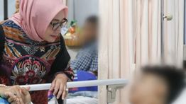 Menteri Arifah Temui Para Korban Ambruknya Ponpes Al Khoziny