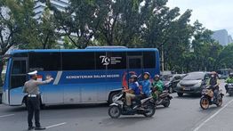 Aksi Bela Palestina, Petugas Tutup Akses Jalan ke Kedubes AS