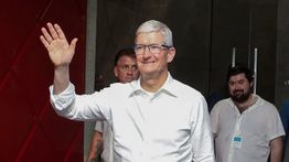 John Ternus Disebut Calon Terkuat Gantikan Tim Cook di Kursi CEO Apple
