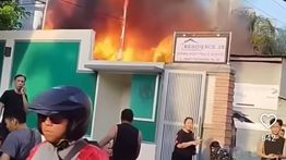 VIDEO:: Kebakaran Rumah di Setiabudi Jaksel, Warga Selamatkan Barang-barang