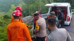 Tim SAR Selamatkan Korban Truk Masuk Jurang di Gunung Paro