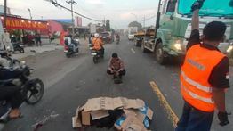 Pemotor Gresik Tewas Terlindas Truk, Pelaku Kabur