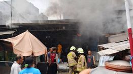 Bangunan Rumah di Tanjung Duren Terbakar Pagi Ini