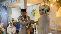 Viral Kakek 74 Tahun Nikahi Gadis 24 Tahun di Pacitan, Mahar Cek Rp 3 Miliar Bikin Geger Warga