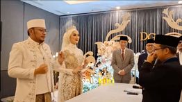 Jokowi Tahan Tawa, Wali Kota Tegal dan Istri Kompak Lakukan Tepuk Sakinah di Hari Pernikahan