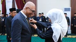 Ketua Umum PWI Pusat Akhmad Munir Raih Lencana Kehormatan “Jer Basuki Mawa Beya” dari Gubernur Jawa Timur