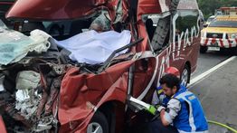 Mobil Travel Hantam Truk di Tol Purbaleunyi, 1 Penumpang Meninggal di Lokasi