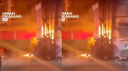 VIDEO: Truk Tabrak 4 Kios Sampai Kebakaran Hebat di Cikarang