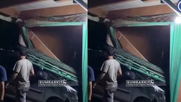 Minibus Hantam Rumah Warga Sampai Hancur Parah di Pasaman Barat