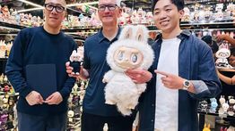 Gemas! CEO Apple Dapat Hadiah Labubu Mirip Dirinya Saat Berkunjung ke China