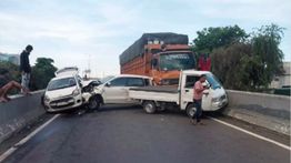 Kecelakaan Beruntun Kendaraan di Turunan Ancol Timur, Minibus Ringsek Dihantam Truk
