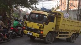 Truk Mogok di Depan Apartemen Cibubur Village, Lalu Lintas Cimanggis Macet Parah