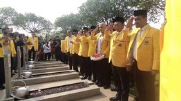 Golkar Ziarah ke TMP Kalibata di HUT ke-61, Bahlil Hormat di Makam Ahmad Yani