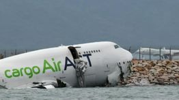 Ngeri! Pesawat Kargo Emirates Terjun ke Laut dari Landasan, 2 Staf Bandara Tewas